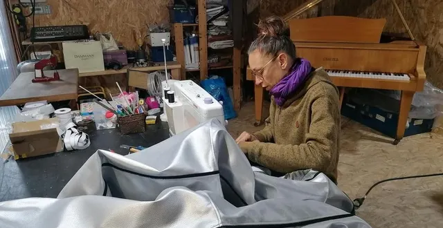 photo  isabelle cany en train de coudre l’un des costumes pour le prochain spectacle de la citadelle des anges, à teloché (sarthe).  &copy;  ouest-france 