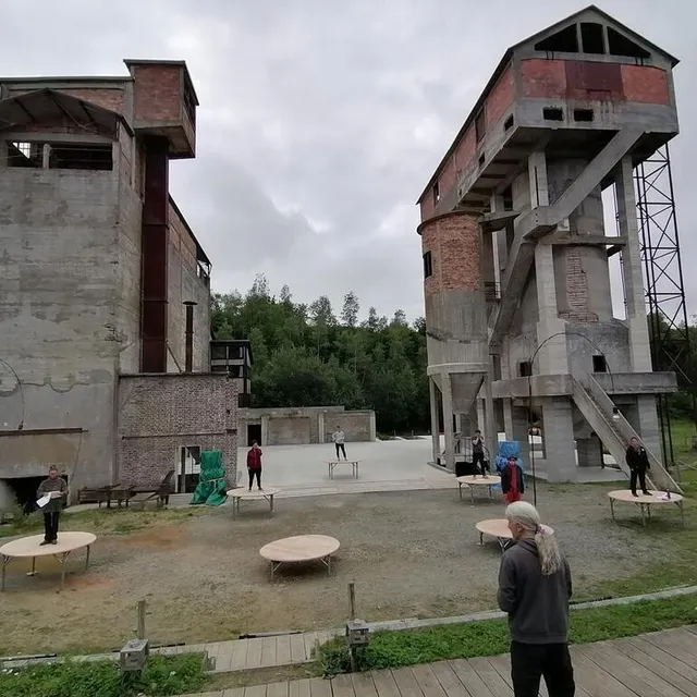 photo les artistes de la citadelle des anges répètent sur leur scène, au cœur d’un ancien four à chaux.  ©  ouest-france