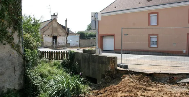 photo  le pont tel qu’il est actuellement, et qui est en partie à l’origine des inondations de 2018.  &copy;  le maine libre 
