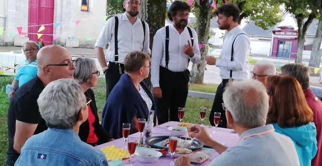 photo  installée par la ruche, le centre social de laigné-saint-gervais-en-belin, la terrasse de café éphémère s’est ouverte vendredi soir sous les tilleuls de la place du mail. il faisait bon et la pluie n’a pas troublé le concert de la compagnie « les garçons s’il vous plaît ». le trio, accordant une chanson à chaque table, a su créer une ambiance champêtre, musicale et humoristique.  &copy;  ouest-france 