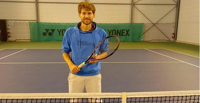 photo  hugo parel, 28 ans, originaire d’alençon est en formation pour obtenir le diplôme d’état de la jeunesse, de l’éducation populaire et du sport (dejeps). il vient d’être embauché comme entraîneur au sein du club union fresnoise tennis. le club espère retrouver les 120 adhérents des années passées.  &copy;  ouest-france 