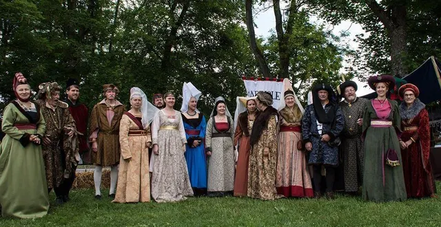 photo  l’association capriole fera découvrir la danse médiévale, photo association capriole.  &copy;  archives le maine libre 