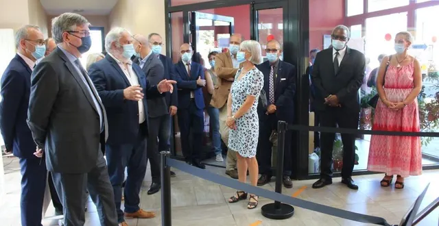 photo  à son arrivée, patrick dallennes, préfet, a été accueilli par andré trottet, maire, et les élus de la commune nouvelle.  &copy;  le maine libre 