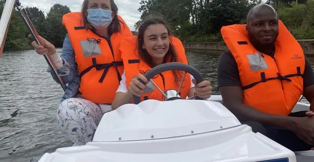 photo  juliette, guide touristique, a laissé emma conduire le bateau électrique de la visite.  &copy;  ouest-france 