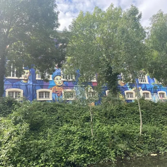 photo sur un bateau électrique, les touristes ont pu observer la ville du mans (sarthe), et ses bâtiments, au fil de l’eau.  ©  ouest-france