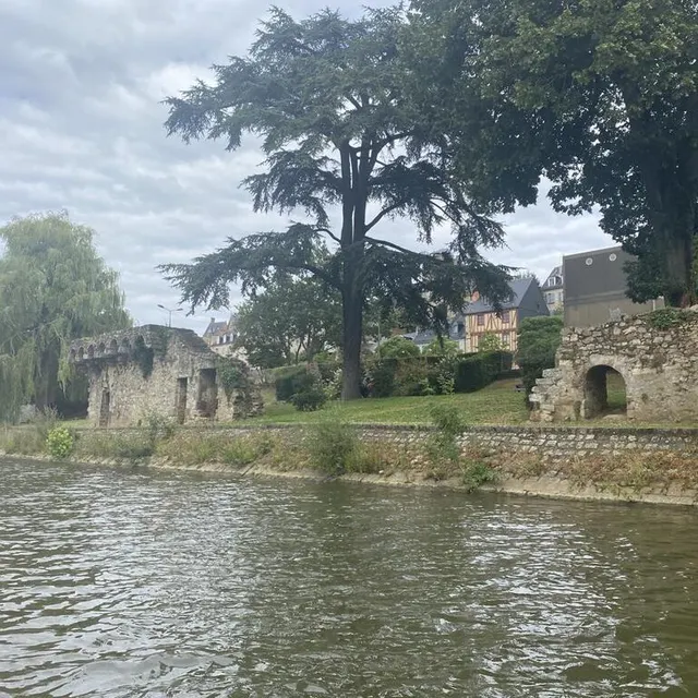photo sur un bateau électrique, les touristes ont pu observer la ville du mans (sarthe), au fil de l’eau.  ©  ouest-france
