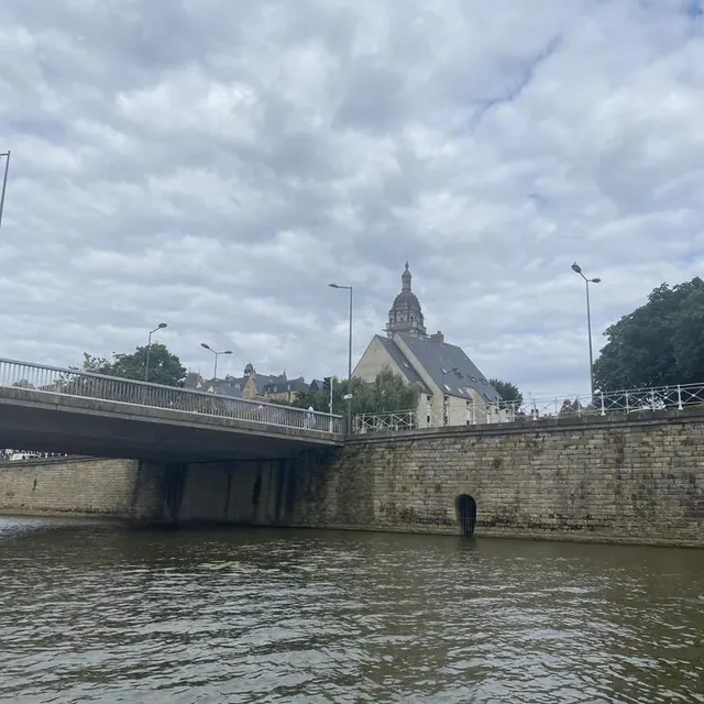 photo sur un bateau électrique, les touristes ont pu observer la ville du mans (sarthe), au fil de l’eau.  ©  ouest-france