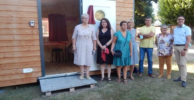 photo  les élus ont découvert les nouveaux aménagements dédiés aux cyclistes au camping municipal du port liberge.  &copy;  le maine libre 