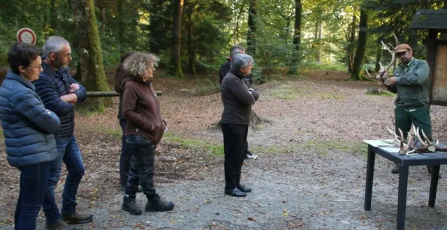 photo  julien pousse a expliqué la vie des grands animaux en milieu forestier.  &copy;  ouest-france 