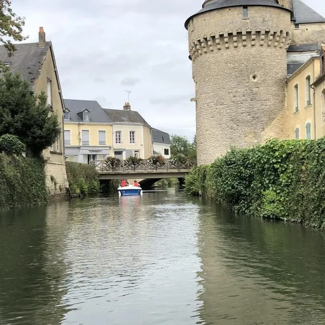 photo peu après le départ, la porte saint-julien s’offre aux navigateurs.  ©  le maine libre