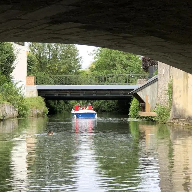 photo il faut parfois baisser la tête pour passer sous les nombreux ponts qui enjambent les canaux.  ©  le maine libre