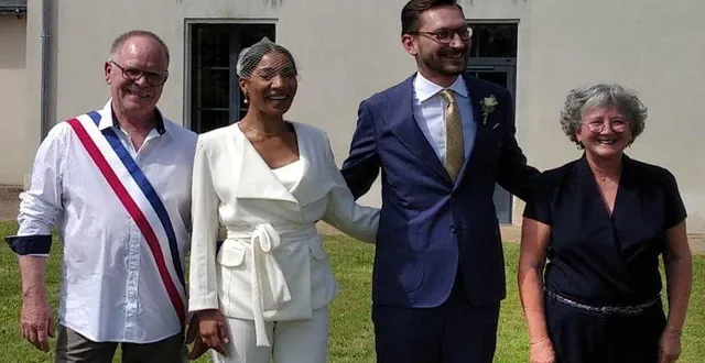 photo  jean-jacques dulong, adjoint et ami de la famille girardeau et jeanne marie brebion, 1er adjointe (à droite) ont présidé la cérémonie du mariage civil d’emmanuel girardeau et jessica dolatabadi à la mairie de la commune, en juillet.  &copy;  ouest-france 