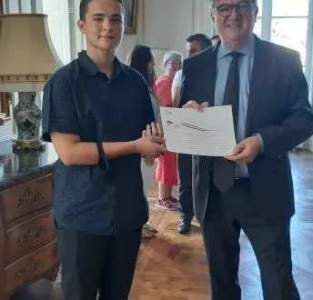 photo  mattéo lebreton a été récompensé par patrick dallennes, préfet de la sarthe.  &copy;  le maine libre 