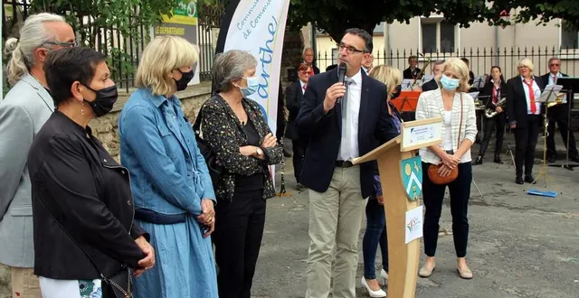 photo  les élus pendant l’intervention de françois boussard, président de la communauté de communes sud sarthe, en présence de la musique municipale de mayet.  &copy;  le maine libre 