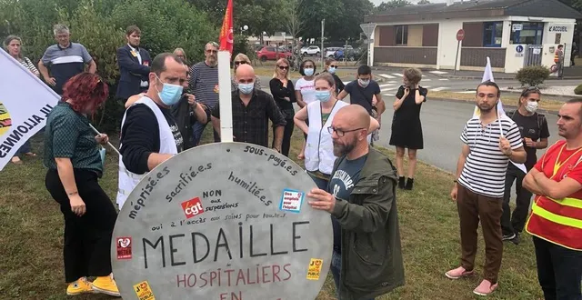 photo  une « médaille du mépris » a été apposée sur le rond-point face à l’epsm de la sarthe, à allonnes, mardi 14 septembre 2021, lors de la mobilisation de la cgt et de personnels soignants contre les suspensions de salariés en cas de non-vaccination.  &copy;  ouest-france 