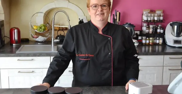 photo  gwénaëlle se filme via un téléphone portable qu’elle fixe sur un trépied posé sur son plan de travail afin de partager ses idées et astuce en cuisine.  &copy;  ouest-france 