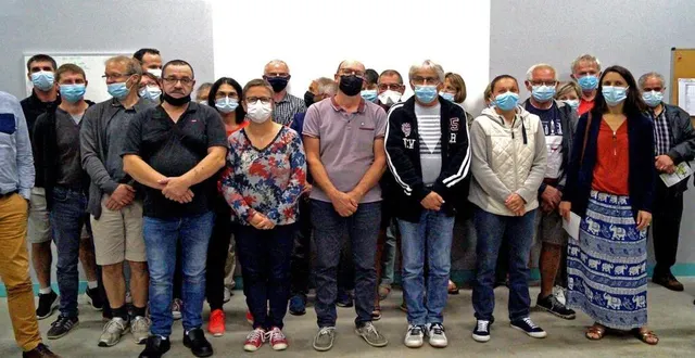 photo  le maire, michel legalle, au centre, entouré des membres d’associations et commerçants qui participent au week-end de la saint-côme.  &copy;  ouest-france 