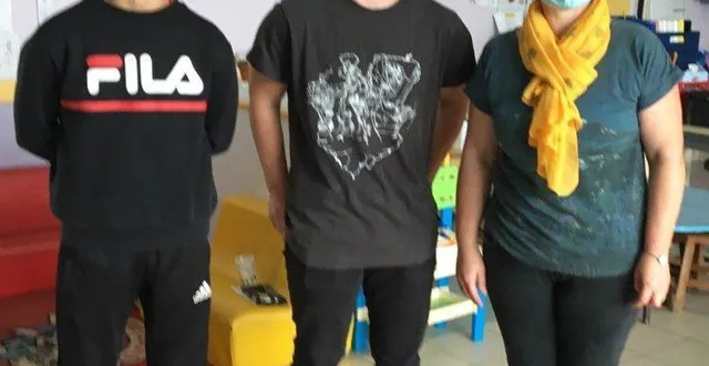 photo  thibault et ethan ont travaillé à l’école la craie des champs avec sandrine leroux, responsable de la garderie.  &copy;  ouest-france 