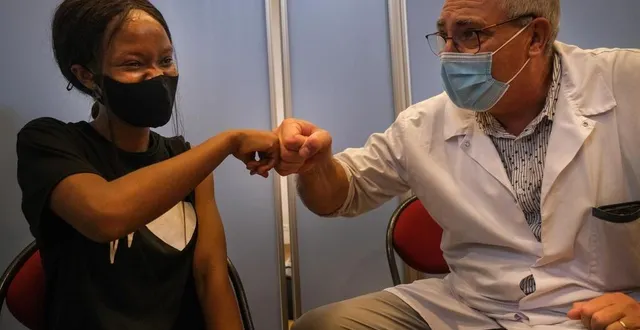 photo  après les avoir rassurés et vaccinés, l’infirmier de l’éducation nationale denis lunel félicite les jeunes pour leur geste.  &copy;  photo le maine libre - denis lambert 