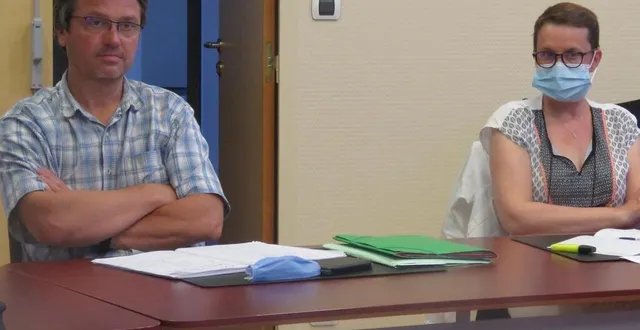 photo  florent lehoux et cécile roux conseillers municipaux à la réunion du conseil municipal.  &copy;  le maine libre 