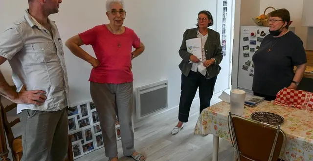 photo  arnaud moreau, le gardien du béguinage de l’étoile, nicole bruyelles (à gauche) et georgette bouvery (à droite), deux résidentes du béguinage, et anne le louarn, accompagnatrice.    &copy;  photo le maine libre – yvon loué 