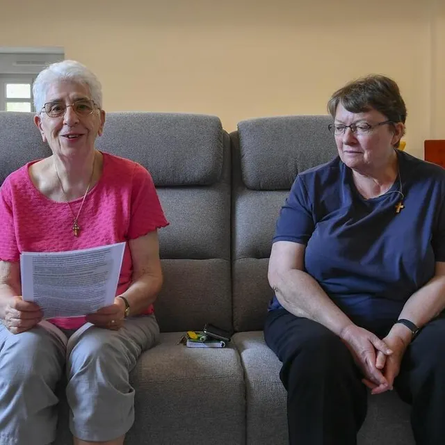 Nicole Bruyelles (à gauche) et Georgette Bouvery, deux résidentes du béguinage de l’Étoile, sont déjà séduites par ce mode de vie. Elles ont emménagé le 1er septembre. Le Maine Libre – Yvon LOUÉ photo nicole bruyelles (à gauche) et georgette bouvery, deux résidentes du béguinage de l’étoile, sont déjà séduites par ce mode de vie. elles ont emménagé le 1er septembre. © le maine libre – yvon loué