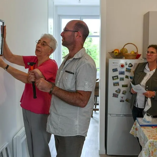 Arnaud Moreau, l’homme à tout faire du béguinage de l’Étoile, aide Nicole Bruyelles à accrocher un de ses tableaux. Derrière, Anne Le Louarn veille à la sécurité des habitants. Photo Le Maine Libre – Yvon LOUE photo arnaud moreau, l’homme à tout faire du béguinage de l’étoile, aide nicole bruyelles à accrocher un de ses tableaux. derrière, anne le louarn veille à la sécurité des habitants. © photo le maine libre – yvon loue