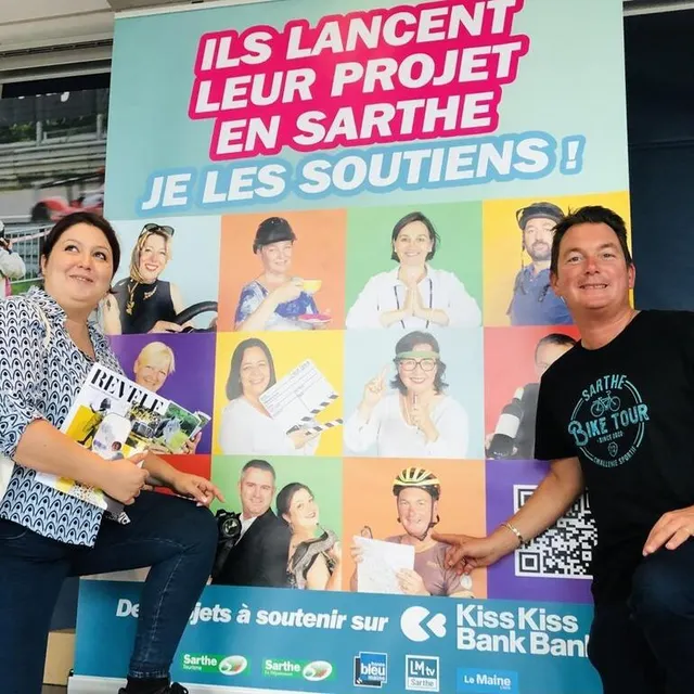 photo chloé bergerat et bruno ricordeau devant leurs portraits hauts en couleur.  ©  le maine libre