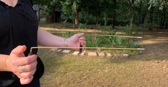 photo  mathilde utilise des baguettes en laiton utilisées par les sourciers et les chasseurs.  &copy;  le maine libre 