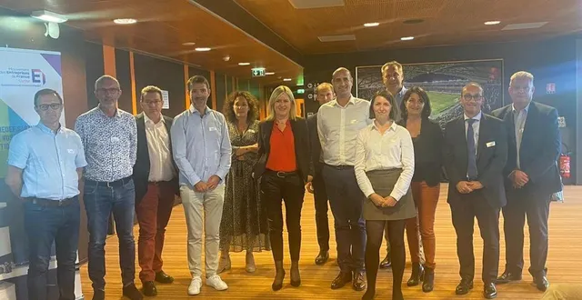 photo  le nouveau conseil d'administration du medef sarthe, autour de karel henry (en rouge au centre).  &copy;  medef sarthe 