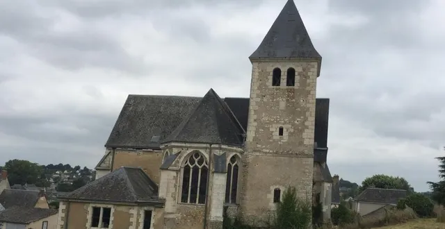 photo  bâtie sur une motte féodale, l’église de villaines-sous-lucé vue des terres blanches.  &copy;  le maine libre 