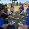 photo une partie des jeunes de l’association wemps (week-end mission prière service) jouent aux cartes sur l’herbe de la base de loisirs de la monnerie à la flèche, dimanche 15 août 2021.
