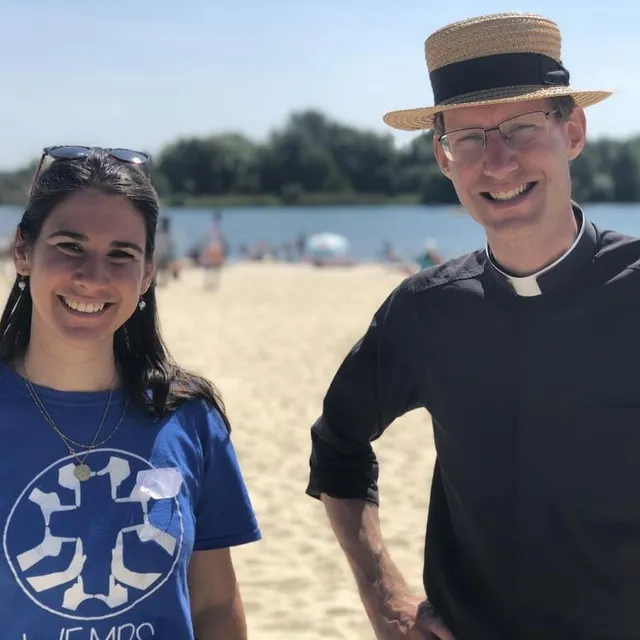 photo marie mouterde, responsable de la trésorerie et du matériel de l’association wemps (week-end mission prière service), et l’abbé marc isnard, dimanche 15 août 2021, à la base de loisirs de la monnerie.  ©  ouest-france