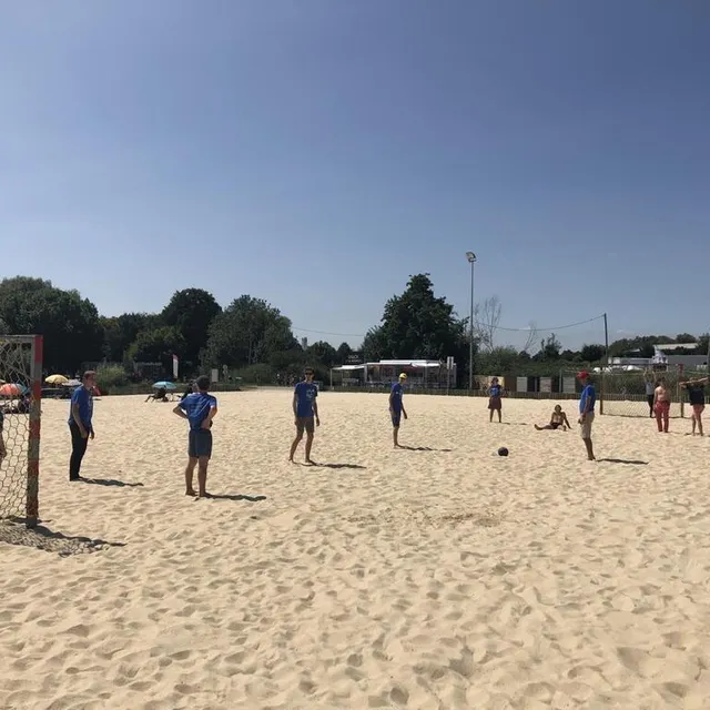 photo une partie des jeunes de l’association wemps (week-end mission prière service) jouent au beach soccer sur la plage de la monnerie à la flèche, dimanche 15 août 2021.  ©  ouest-france