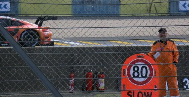 photo  les commissaires de piste ont pour mission de sécuriser la course dès que nécessaire.  &copy;  ouest-france 