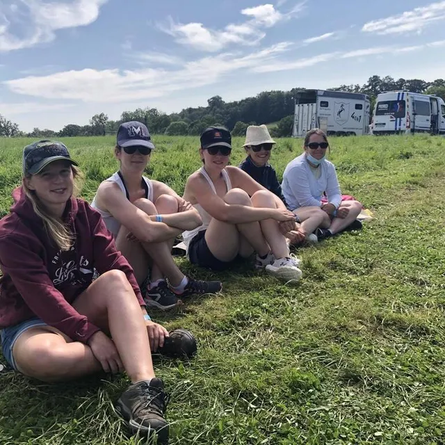 photo karine, gwenaelle, mathilde, barbara et soazic font « un peu de complet » et sont venus de seine-maritime pour soutenir leur coach, sébastien cavaillon.  ©  ouest-france