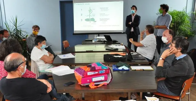 photo  cette quatrième réunion du comité territorial de concertation s’est déroulée à la mairie de villaines-sous-malicorne. au premier plan, dans un sac, les classeurs remplis des près de 440 adhésions au collectif d’opposants au projet.  &copy;  le maine libre 