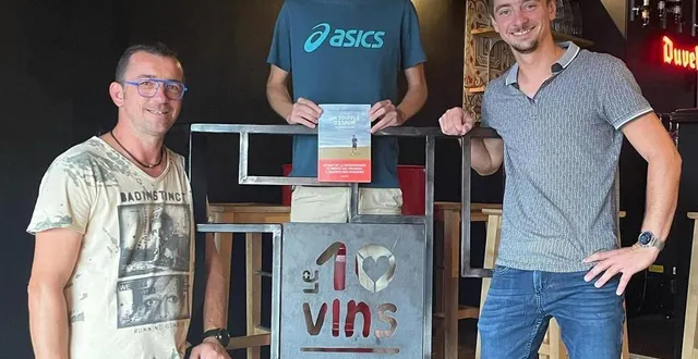 photo  alexandre allain pose avec son livre, entouré de stéphane et corentin peltier, au bar le 10 vins à sablé-sur-sarthe.  &copy;  alexandre allain 