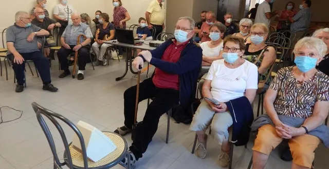 photo  au café de la mairie, une bonne cinquantaine de personnes ont vu une sélection d’images tournées par jacky leclerc.  &copy;  le maine libre 