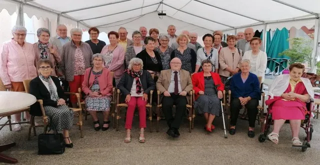 photo  le groupe des joyeux biluriens au complet.  &copy;  le maine libre 