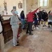photo  les marcheurs ont pu visiter l’église avec le maire. 