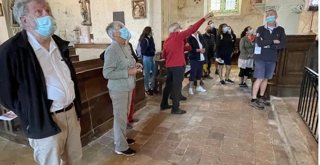 photo  les marcheurs ont pu visiter l’église avec le maire.  &copy;  le maine libre 