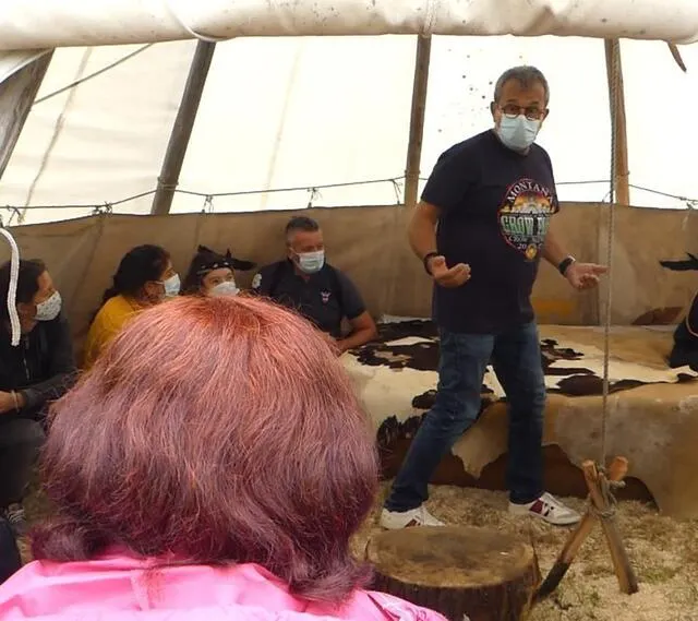 photo jean lemoro raconte la vie des amérindiens et notamment la façon de vivre dans un tipi.  ©  les tipis du bonheur de vivre