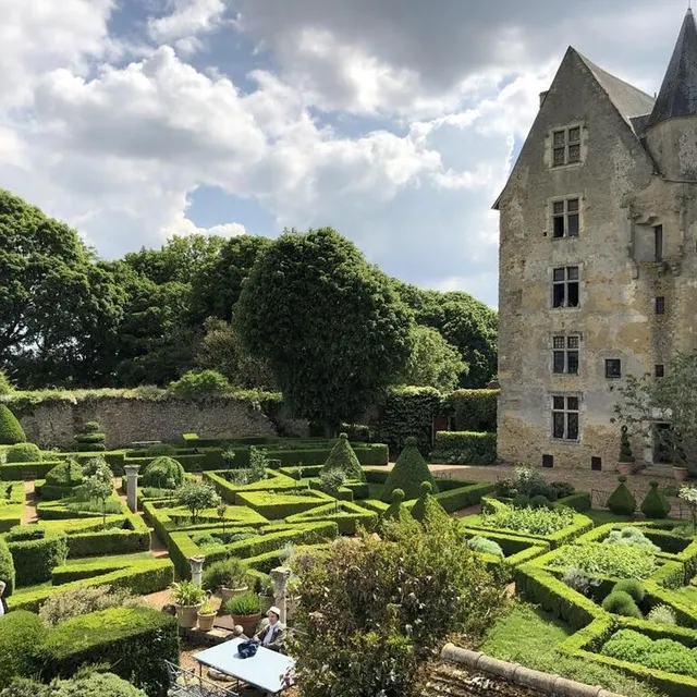 photo au pied de la forteresse médiévale de ballon, le jardin clos.  ©  archives ouest-france
