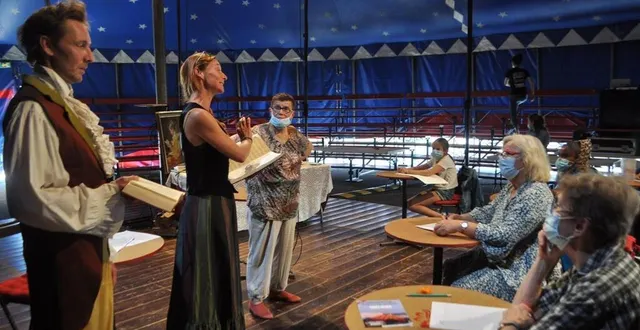 photo  la dictée d’alpha sablé s’est déroulée sous le chapiteau de la houlala cie  &copy;  . le maine libre 