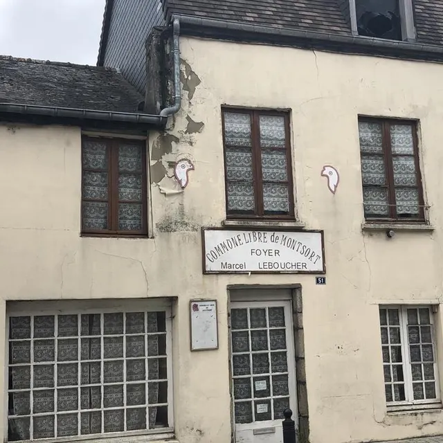 photo le foyer marcel-leboucher où se réunissent les membres de la commune libre de montsort.  ©  ouest-france