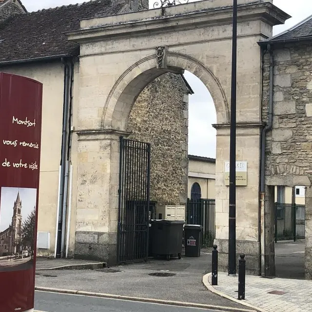 photo derrière le porche, l’allée louise-hervieu a connu un couvent, des filatures, des écoles et à présent une résidence.  ©  ouest-france