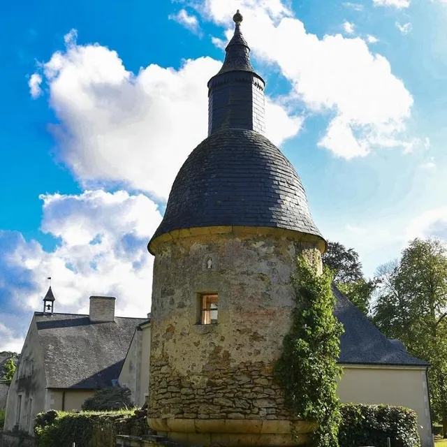 photo deux tourelles subsistent. elles devront certainement être restaurées sous peu.  ©  photo le maine libre – yvon loué