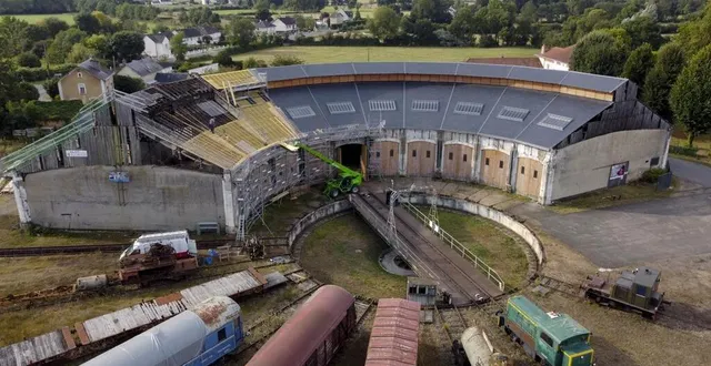 photo  le bâtiment construit en arc-en-ciel fait 2 500 m². le toit est en train d’être complètement refait : les travaux se terminent dans un mois. au centre, un pont tournant permet de déplacer le matériel ferroviaire.  &copy;  le maine libre – yvon loué 