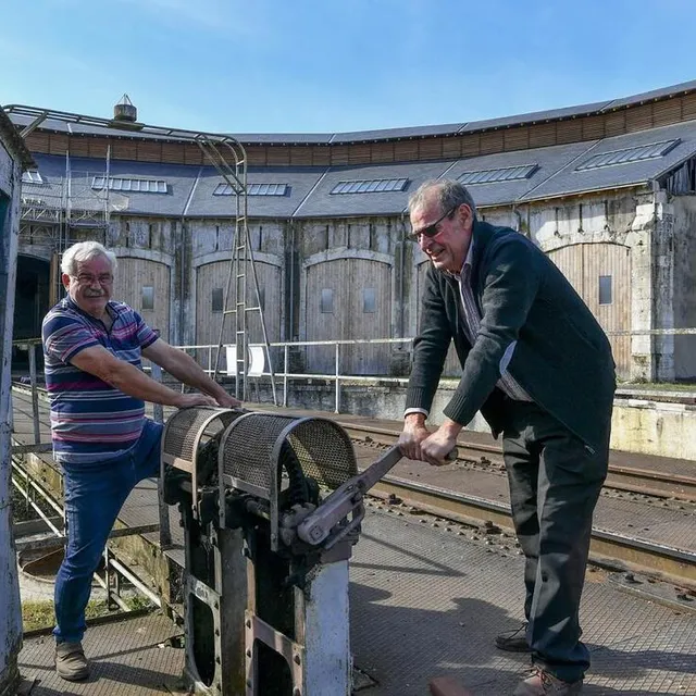 Philippe Bouyssou, vice-président de l’association et Bruno Duru, président, actionnent le pont tournant, pour que des machines puissent se déplacer dessus. Le Maine Libre – Yvon LOUÉ photo philippe bouyssou, vice-président de l’association et bruno duru, président, actionnent le pont tournant, pour que des machines puissent se déplacer dessus. © le maine libre – yvon loué